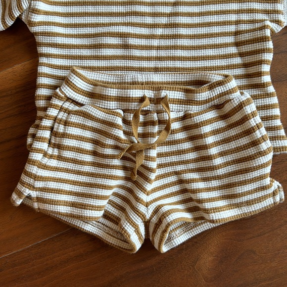 Quincy Mae Baby Matching Set / 6-12 Sungold + White Striped Waffle Shorts Set - Picture 2 of 4